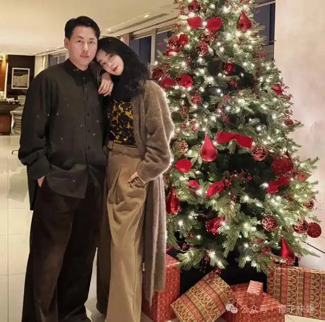 43岁范冰冰和男友人过圣诞夜，穿豹纹上衣身材火辣，素颜出镜状态